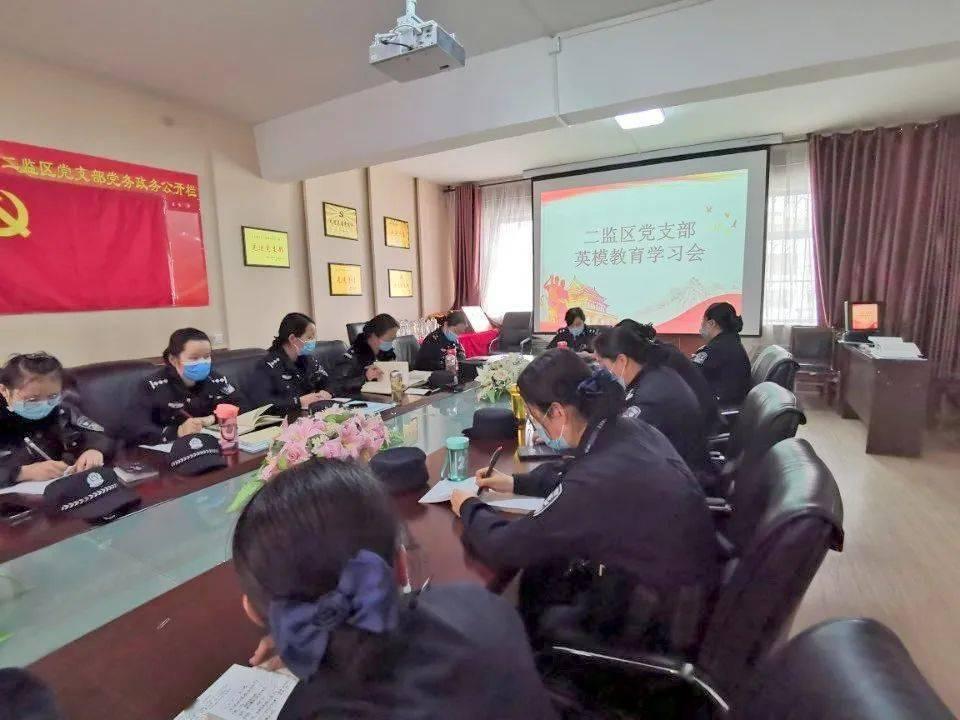 乌兹别克斯坦总统米尔济约耶夫向人民英雄纪念碑敬献花圈